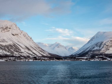 Lyngen Alpleri Norveç 'in kuzeydoğusunda Tromso şehrinin doğusunda yer alan bir dağ silsilesidir..