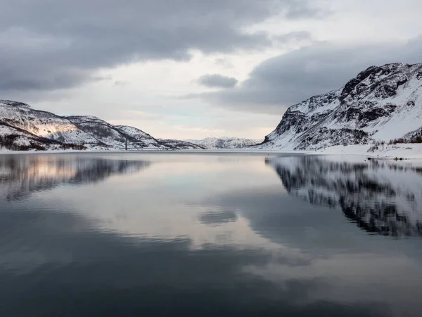 挪威Troms Finnmark县Alta市的Kafjord桥与欧洲E06号公路的一座桥相交 该公路沿着峡湾北部海岸线 — 图库照片