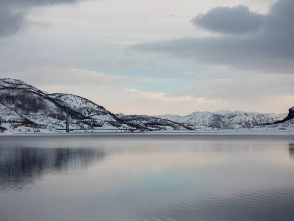 挪威Troms Finnmark县Alta市的Kafjord桥与欧洲E06号公路的一座桥相交 该公路沿着峡湾北部海岸线 — 图库照片