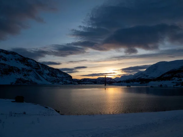 挪威Troms Finnmark县Alta市的Kafjord桥与欧洲E06号公路的一座桥相交 该公路沿着峡湾北部海岸线 — 图库照片