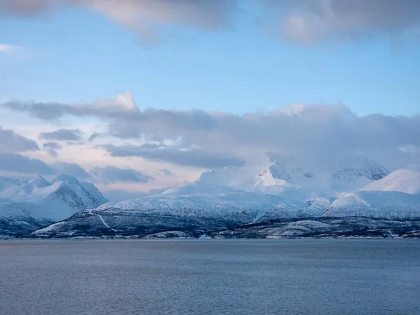 リンゲン アルプス Lyngen Alps トロムソ市の東 ノルウェーのトロムログ フィンマルク県北東部の山脈である — ストック写真