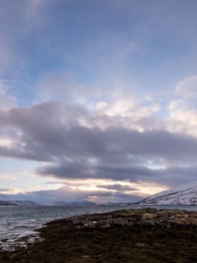 Norveç 'teki Kvaloya adasında kışın manzara.