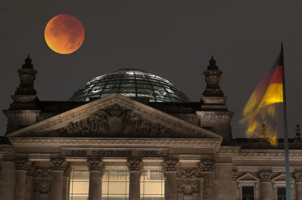 Reichstag dengan Bloody Moon, Berlin, Jerman — Stok Foto