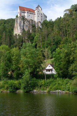 Prunn Kalesi, Kelheim 'ın Riedenburg ilçesindeki Aşağı Bavyera kasabasının yaklaşık dört kilometre güneydoğusundaki Jura döneminden kalma dik eğimli bir kireçtaşı kayalığı üzerinde duruyor..