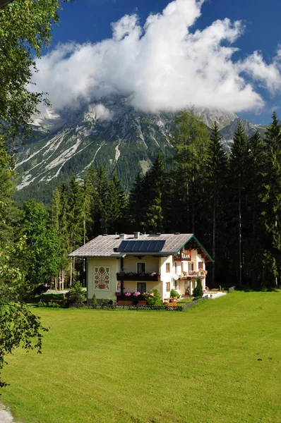 Huis tegenover Dachstein berg, Stiermarken, Oostenrijk — Stockfoto