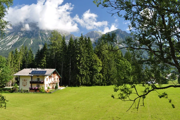 Ház előtt a Dachstein-hegy, Stájerország, Ausztria — Stock Fotó