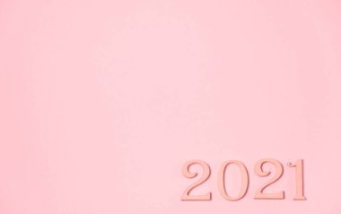 Pembe arka planda 2021 numara. Yeni yıl ve Noel için kartpostal.