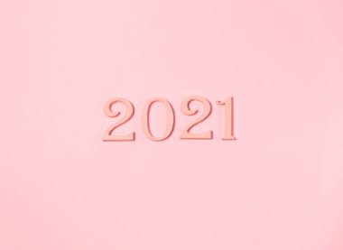 Pembe arka planda 2021 numara. Yeni yıl ve Noel için kartpostal.