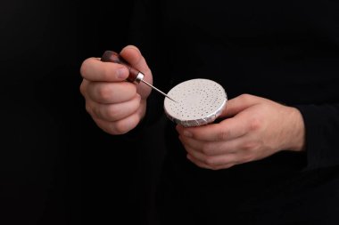 Erkek eli, nargile kasesinde folyoda delikler açar..