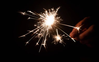 Siyah arka planda yanan maytap. Yeni yıl, doğum günü..