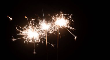 Siyah bir arkaplanda metin için yeri olan üç yanan kıvılcım.