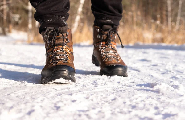 Männliche Füße Braunen Stiefeln Stehen Schnee Winterreise — Stockfoto