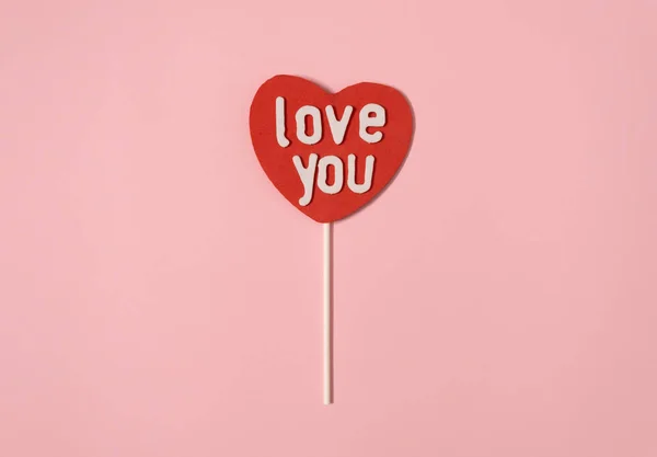 Corazón Rojo Con Inscripción Amo Sobre Fondo Rosa San Valentín — Foto de Stock