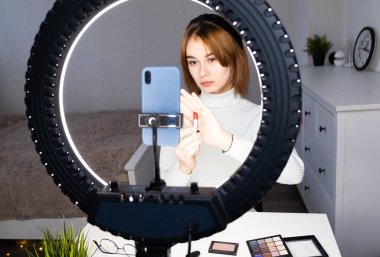 Bir güzellik blogcusu ev sahipliği yapıyor. Makyaj sanatçısı internetten yatak odasından antreman yapıyor. Videoyla kendine çeki düzen ver..