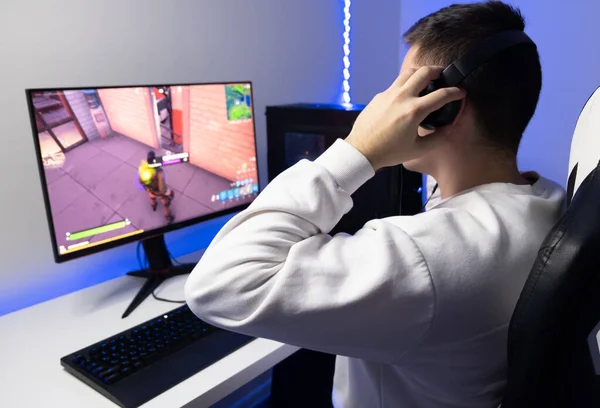 Man Speelt Een Online Spel Gamer Zit Achter Een Computer — Stockfoto