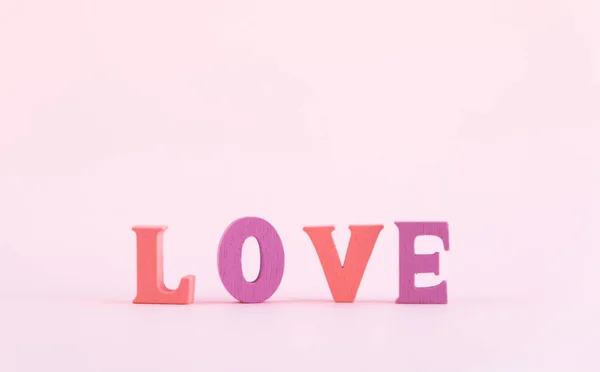 Palabra Amor Letras Multicolores Sobre Fondo Rosa Pastel Feliz Día — Foto de Stock