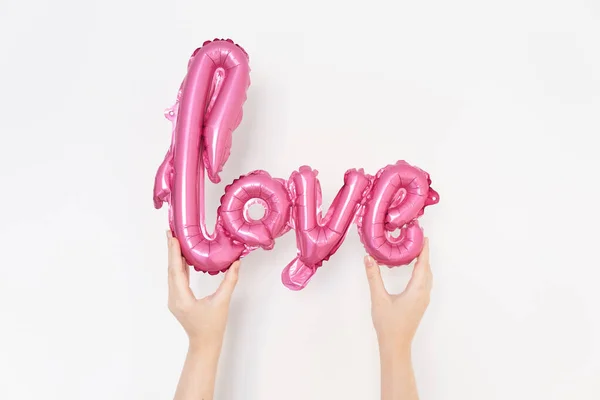 Rózsaszín Fólia Lufi Szerelmes Betűkkel Női Kezek Felfújható Betűket Tartanak — Stock Fotó