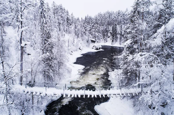 Uma Ponte Suspensa Nevada Sobre Corredeiras Fluviais Durante Dia Frio — Fotografia de Stock