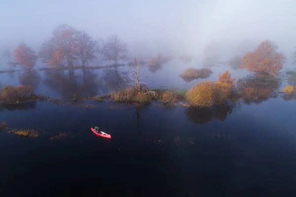 Uma Antena Uma Canoa Vermelha Prado Arborizado Inundado Uma Manhã — Fotografia de Stock