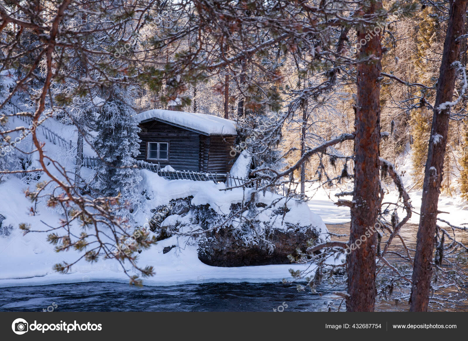 Uma Pequena Cabana Aconchegante Inverno Junto Rio Floresta Finlandesa Taiga  — Foto © adamikarl #432687754, image size:1600x1167