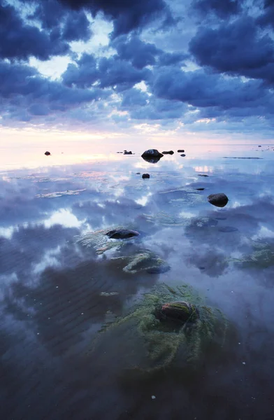 Nubes Que Reflexionan Sobre Mar Báltico Una Tranquila Tarde Verano — Foto de Stock