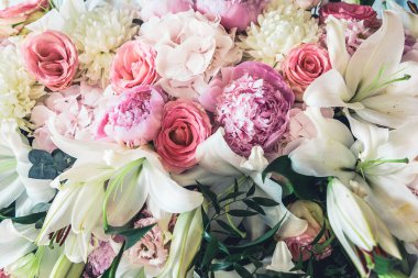 Şakayık, zambak ve güllerden çiçek aranjmanı