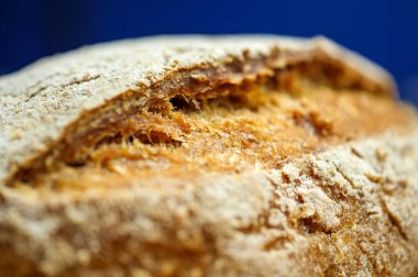 Hamur kabuğunun makro deseni ve tam buğday ekmeğinin iç kırıntısı fibröz detaylarını ve fırınlanmış hamurun renk kontrastını gösteriyor..