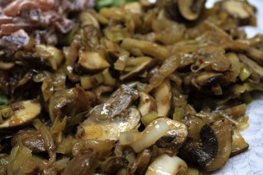 Makro, yumuşak ve kahverengiye kadar sotelenmiş mantar ve soğanlara odaklanıyor..