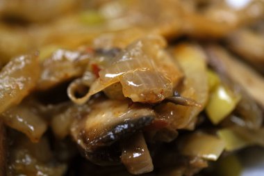 Işıl ışıl pişmiş soğan ve mantarlara odaklan. Bu basit ama lezzetli yemek yemeğinin lezzetli ve lezzetli özelliklerini vurgula..