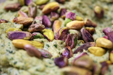 Dolgun humus sosunu, fıstıkla karıştırıp soluk nohut ezmesi ile mor ve yeşil fındık çekirdekleri arasındaki kontrast üzerine yoğunlaştır.