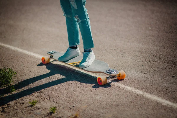 Nohy Ženy Džínami Skateboardu Silnici — Stock fotografie