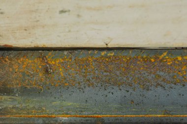 Sarı Boyalı İki Ahşap ve Metal Doku