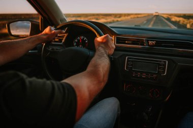 Sürücü elleri direksiyonda, yol gezisi, otoyol sürüşü. 