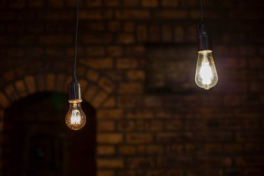 Ampuller açık. Tuğla bir duvarın arkasında.