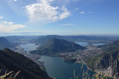 Lecco dağlar ve Como Gölü arasında
