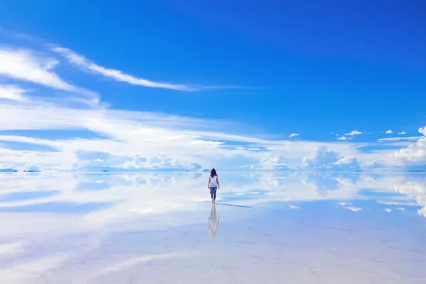 Feminino caminha no horizonte — Fotografia de Stock