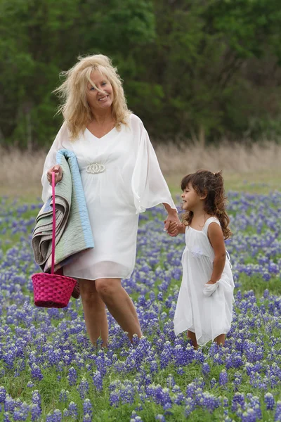 Büyükanne ve torunu stroling Paskalya Tx Bluebonnets içinde