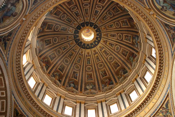 Saint Peter's kubbe üzerine Vatikan Katedrali