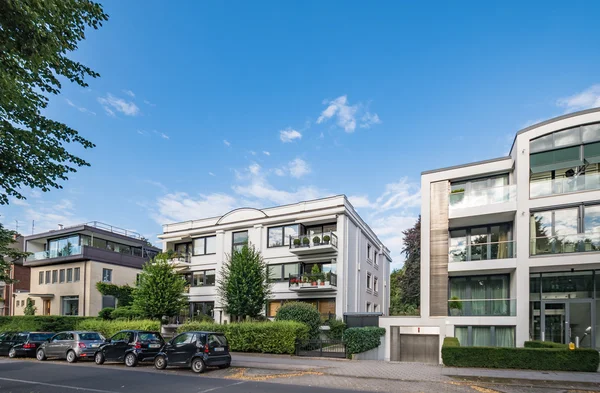 Bâtiments architecturaux le long du canal Alster à Hambourg Allemand — Photo