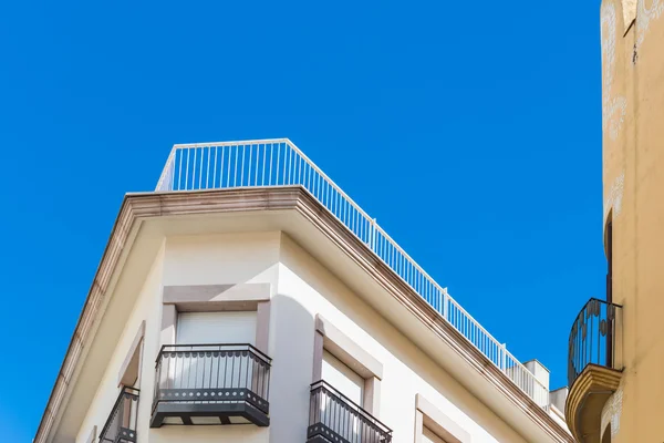 Esquina del edificio de apartamentos bajo el cielo azul — Foto de Stock