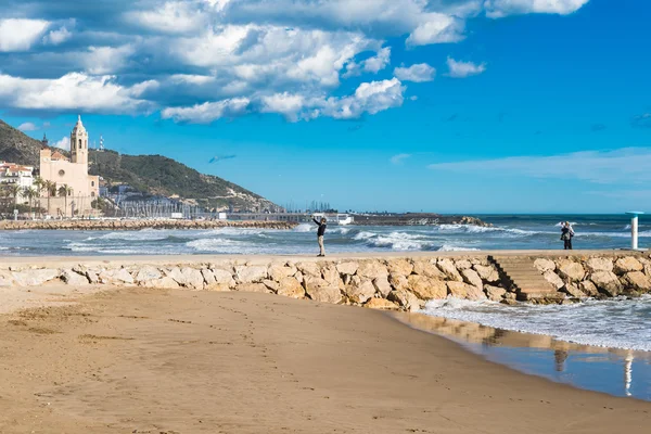 İnsanlar plajda Sitges, İspanya