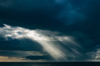 Güzel bir atmosfer dramatik bulutlar güneş ışınları karanlık cennet