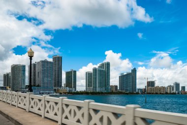 Miami Beach Florida ünlü manzarası bulutlu gökyüzü karşı