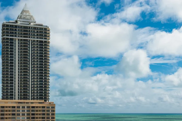 Luftaufnahme modernes luxuriöses Wolkenkratzer-Hotel in Miami Beach Florida — Stockfoto