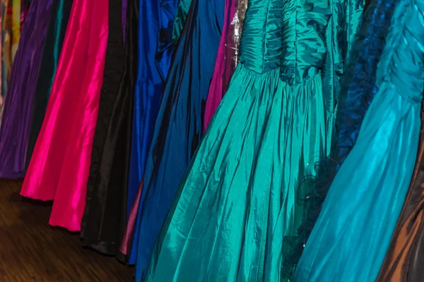 Разнообразные платья различных цветов для продажи в розничном магазине — стоковое фото