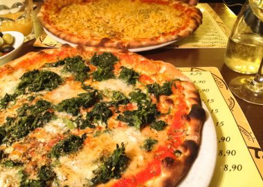 Havadan görünümü iki İtalyan vejetaryen pizza restoran masaya servis