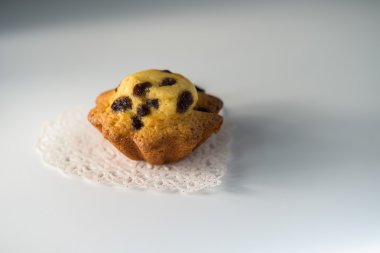 Havadan görünümü lezzetli kek üzümlü beyaz bardak altlığı peçete portre üzerinde