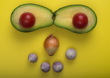 Havadan görünümü closeup guacamole DIP malzemelerin üzerine sarı kesme tahtası