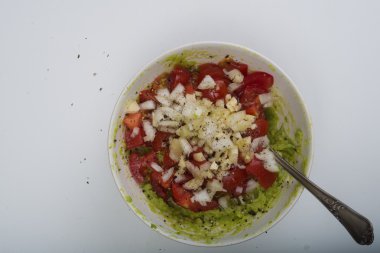 Baharatlı guacamole daldırma ile havadan görünümü closeup beyaz kase