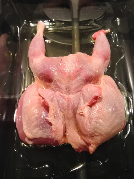 Vista aérea pollo fresco preparado para horno en plato negro —  Fotos de Stock